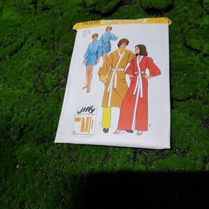 Vintage Simplicity 5685 Jiffy easy cut easy sew robes size large1973